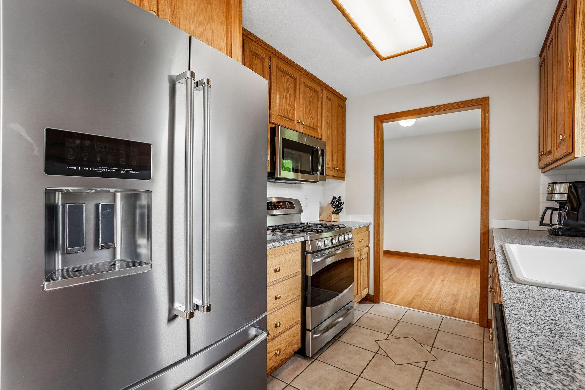 16-web-or-mls-Laurene Ave-S1905-016.jpg