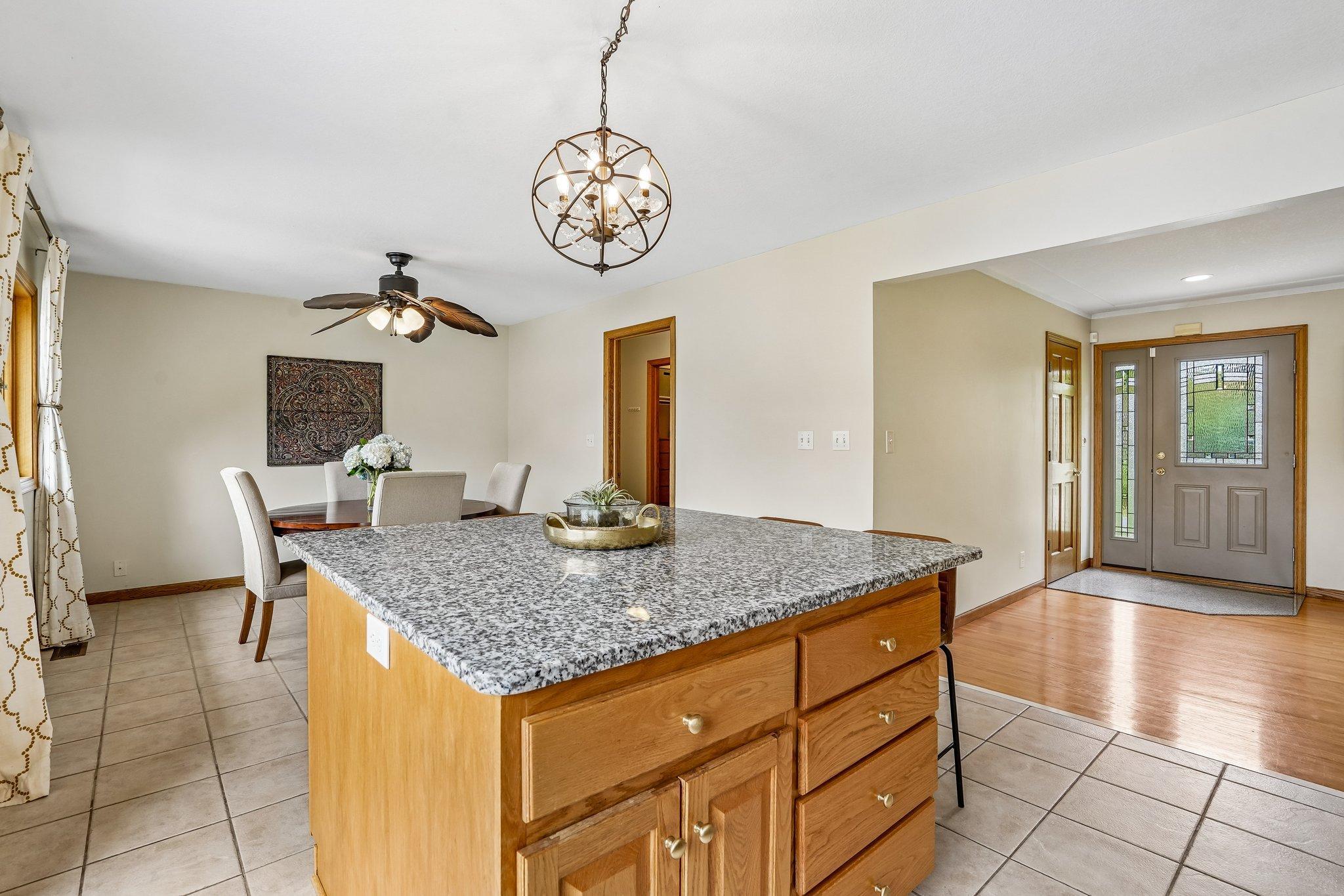 10-web-or-mls-Laurene Ave-S1905-010.jpg