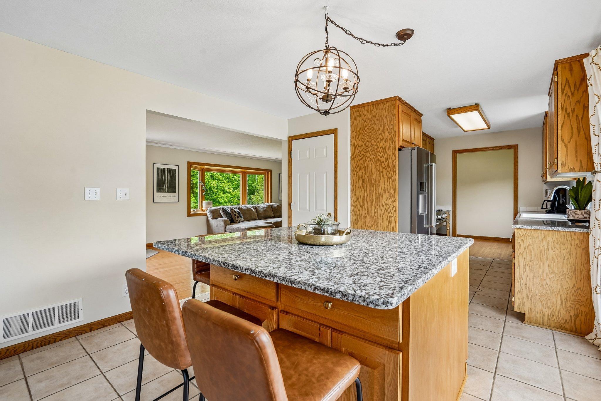 11-web-or-mls-Laurene Ave-S1905-011.jpg