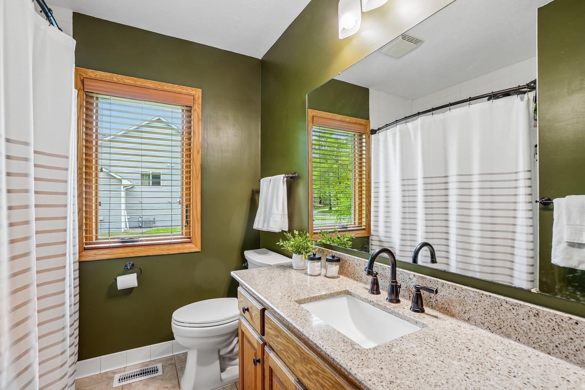 25-web-or-mls-Laurene Ave-S1905-025.jpg