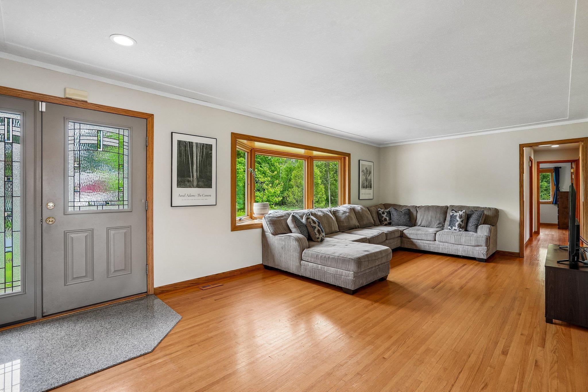 7-web-or-mls-Laurene Ave-S1905-007.jpg