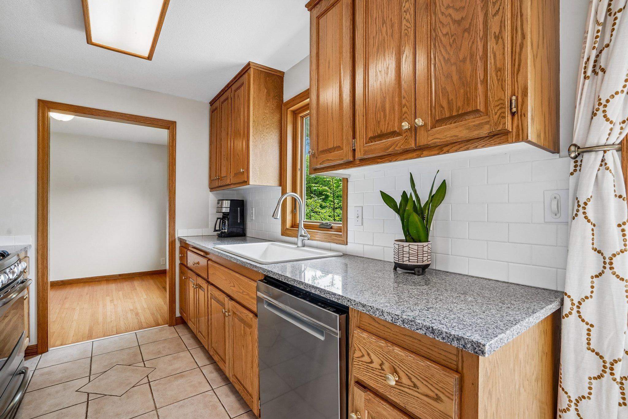 15-web-or-mls-Laurene Ave-S1905-015.jpg