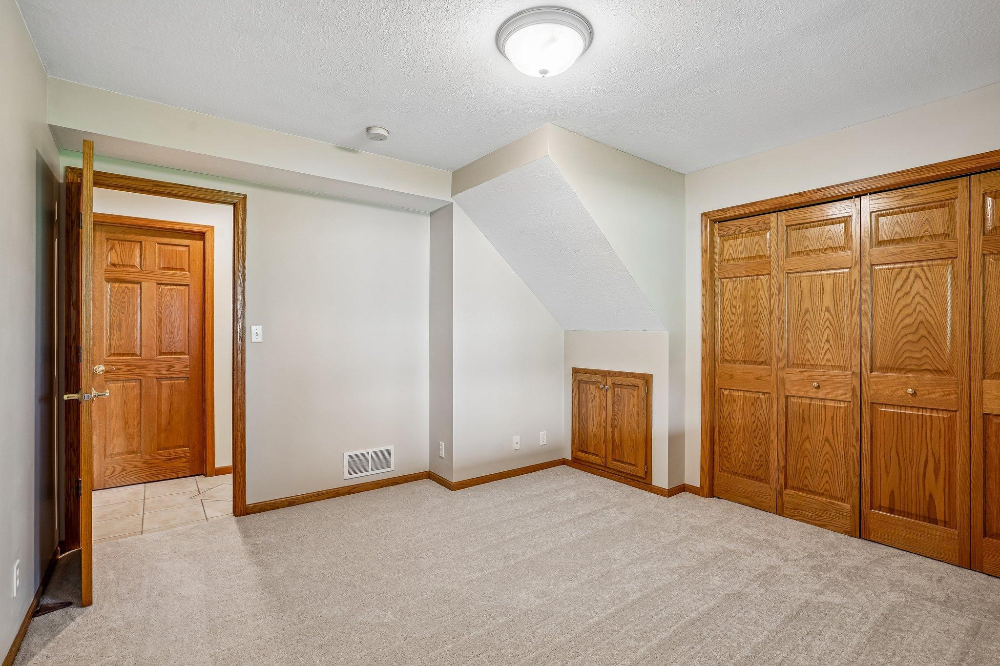 35-web-or-mls-Laurene Ave-S1905-035.jpg