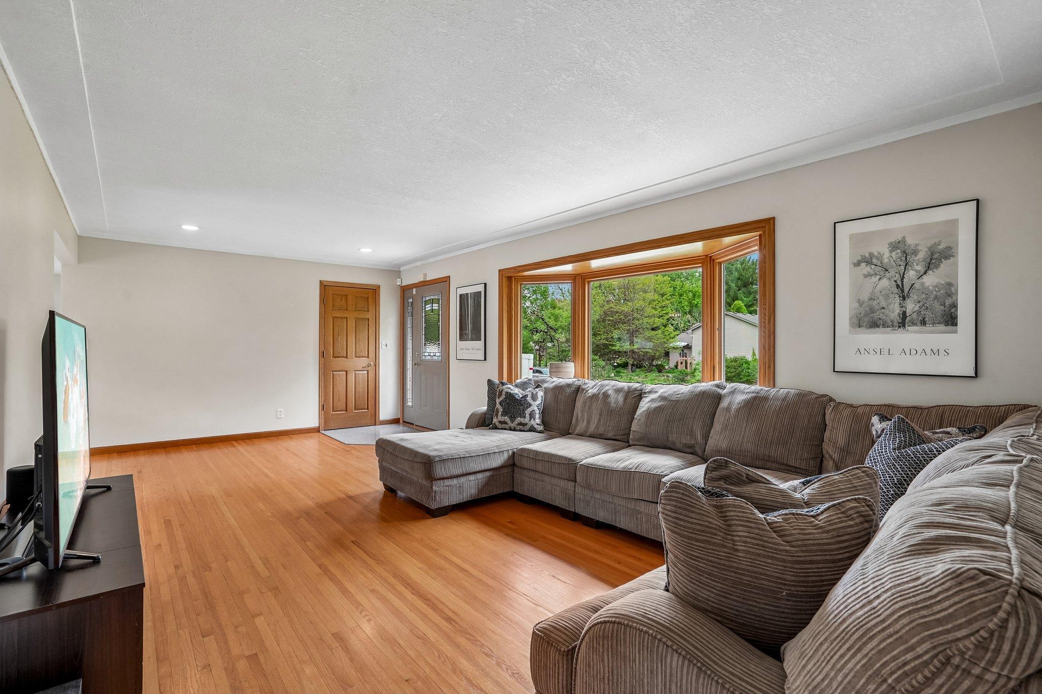 8-web-or-mls-Laurene Ave-S1905-008.jpg