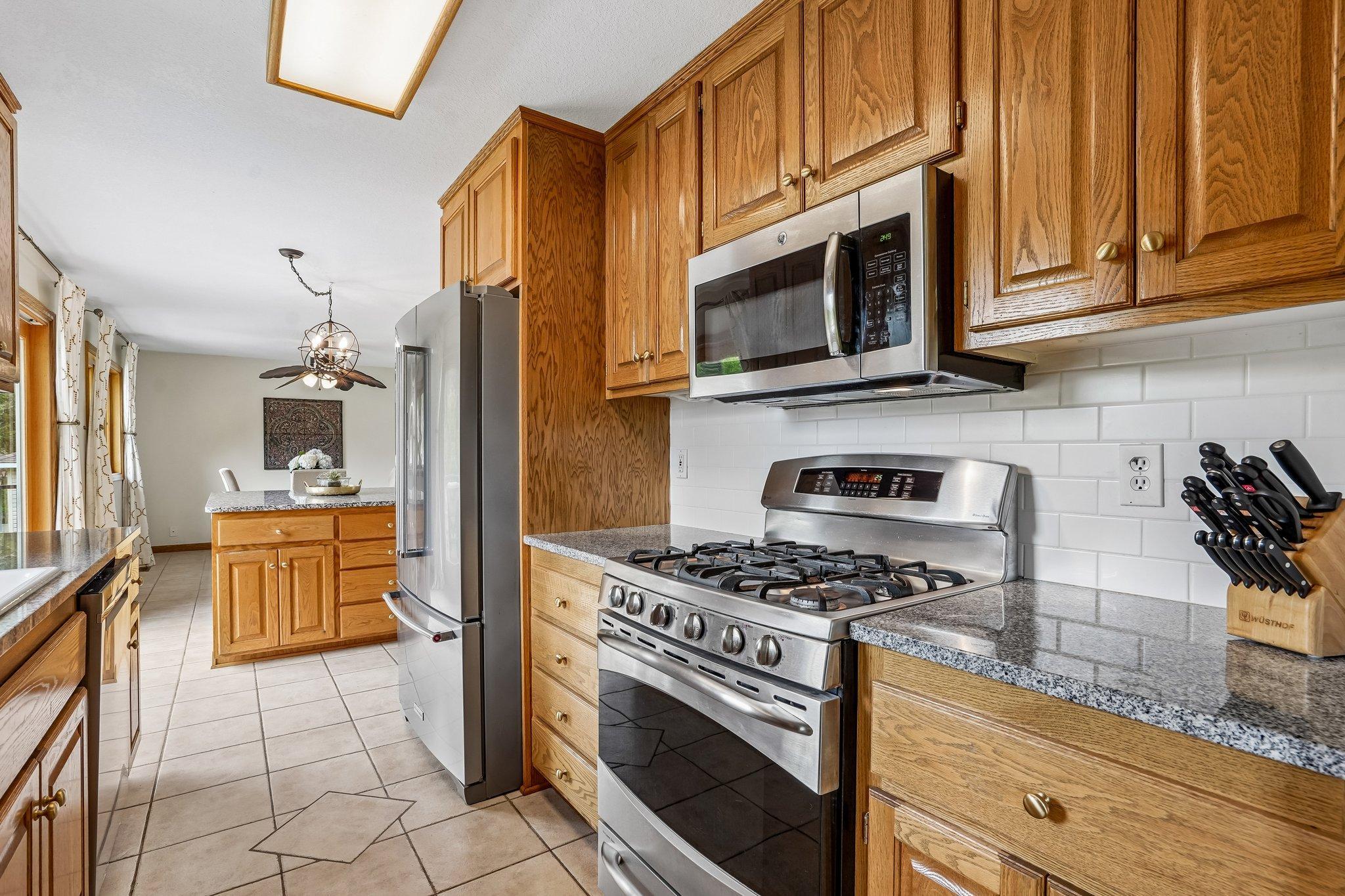 18-web-or-mls-Laurene Ave-S1905-018.jpg