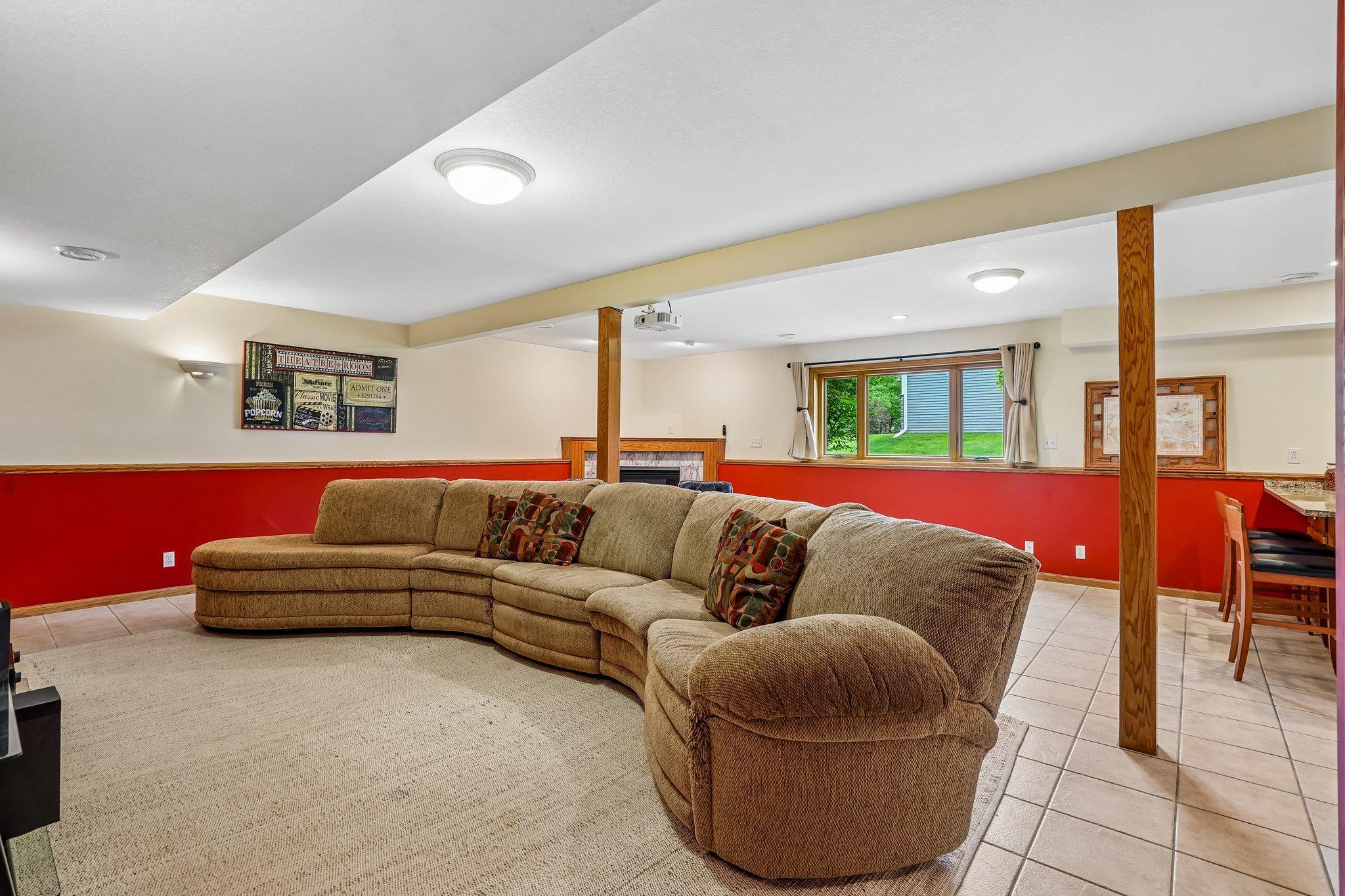 49-web-or-mls-Laurene Ave-S1905-049.jpg
