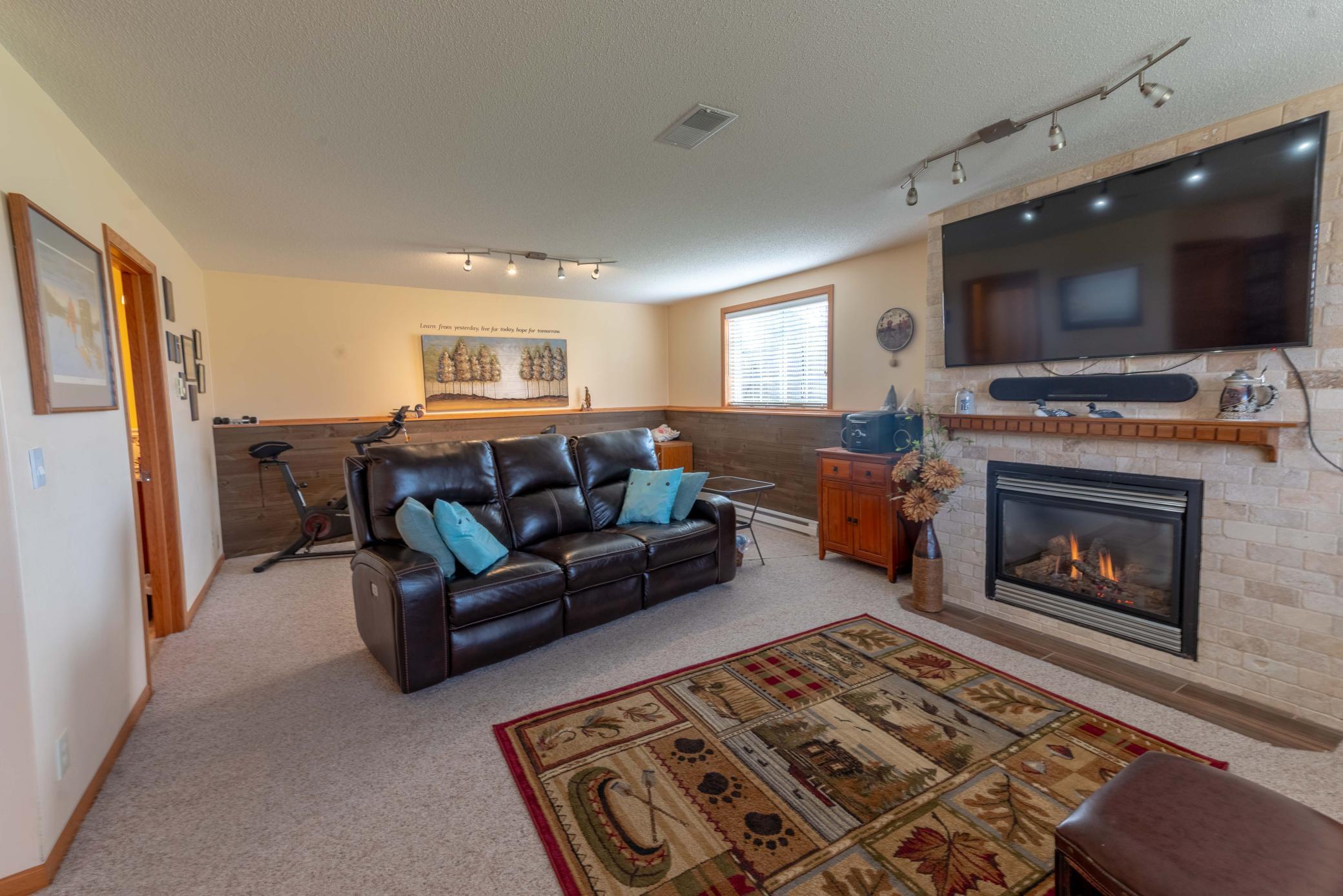 33 Family Room.jpg