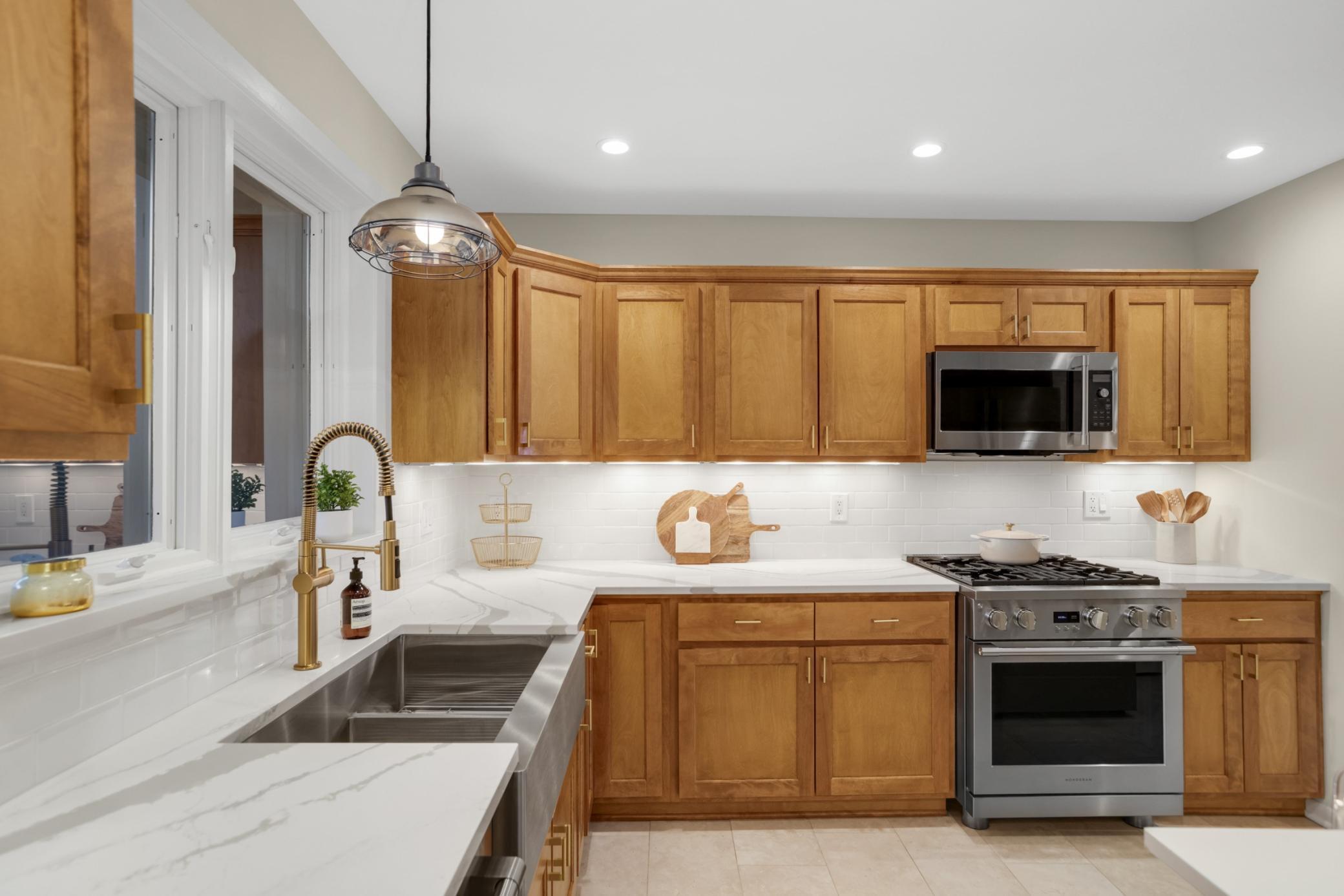 Ample counter & cabinet space