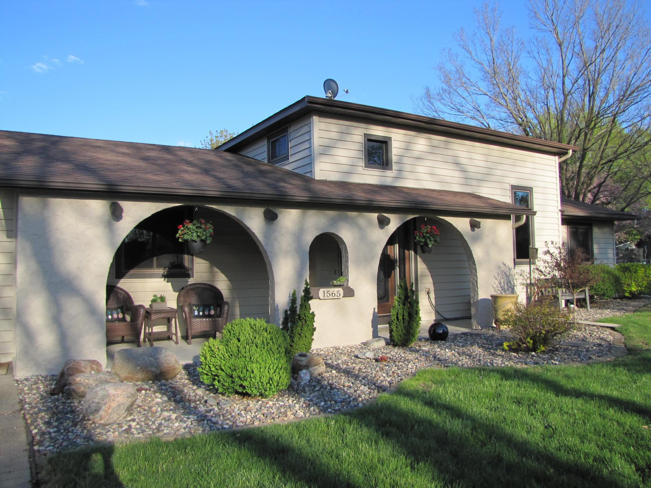 Front of House 4.JPG