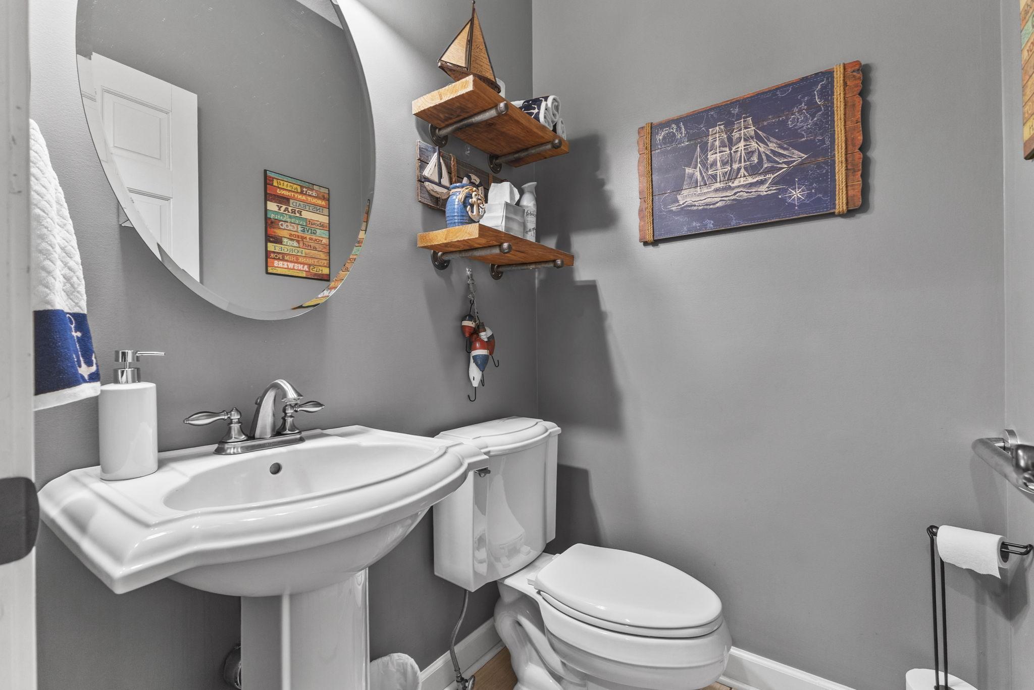 Main floor 1/2 bath