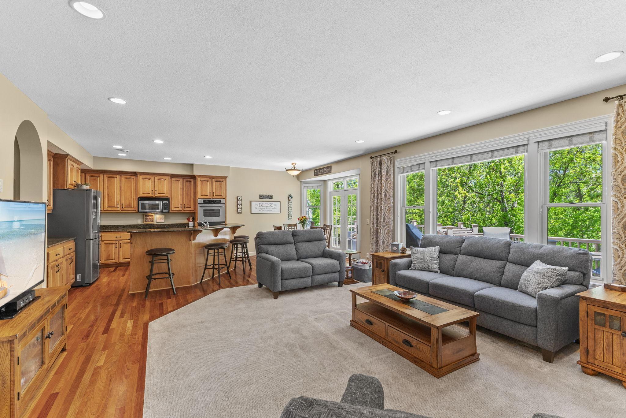 Open floor plan to kitchen