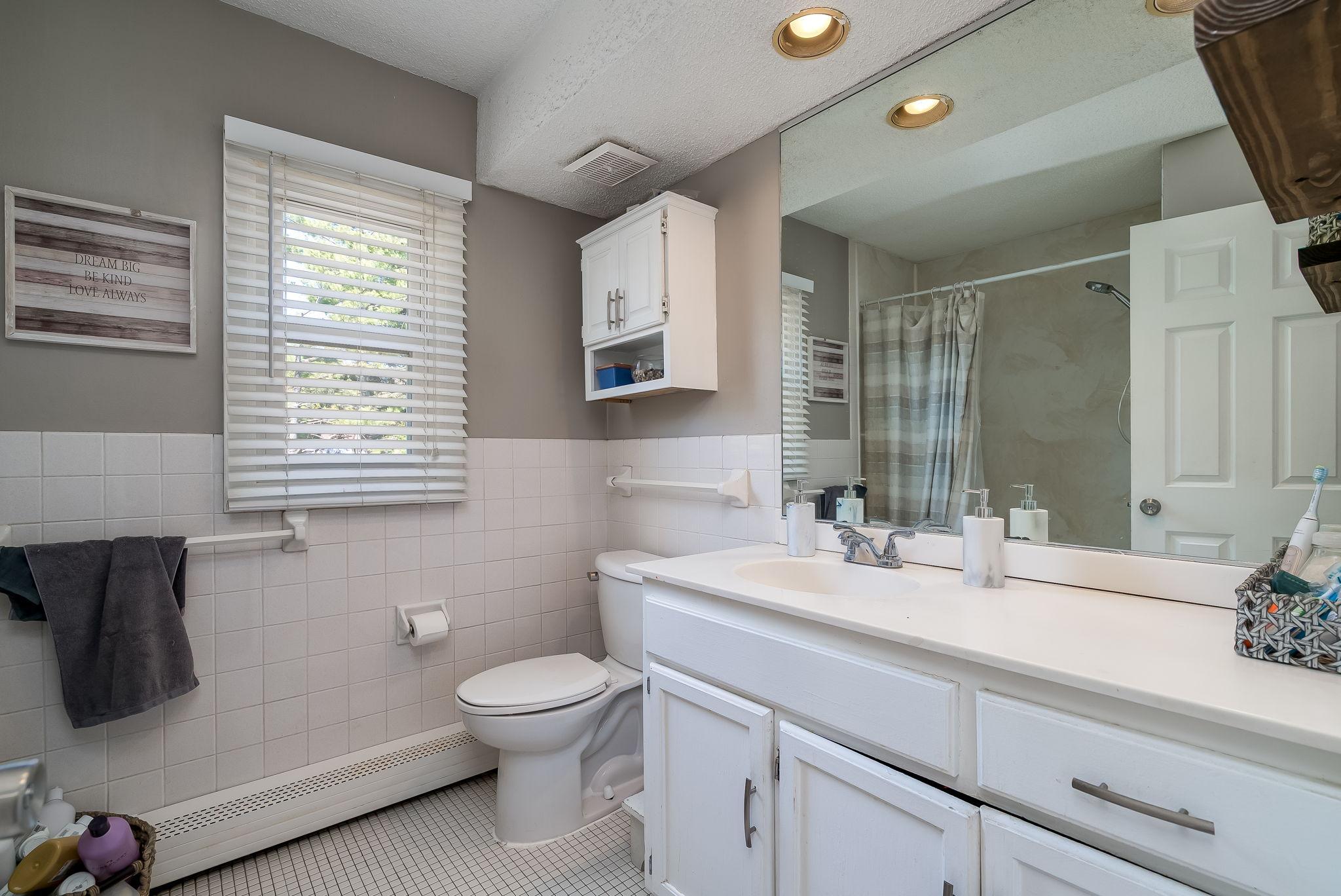24-web-or-mls-10940 Pioneer Dr-26.jpg