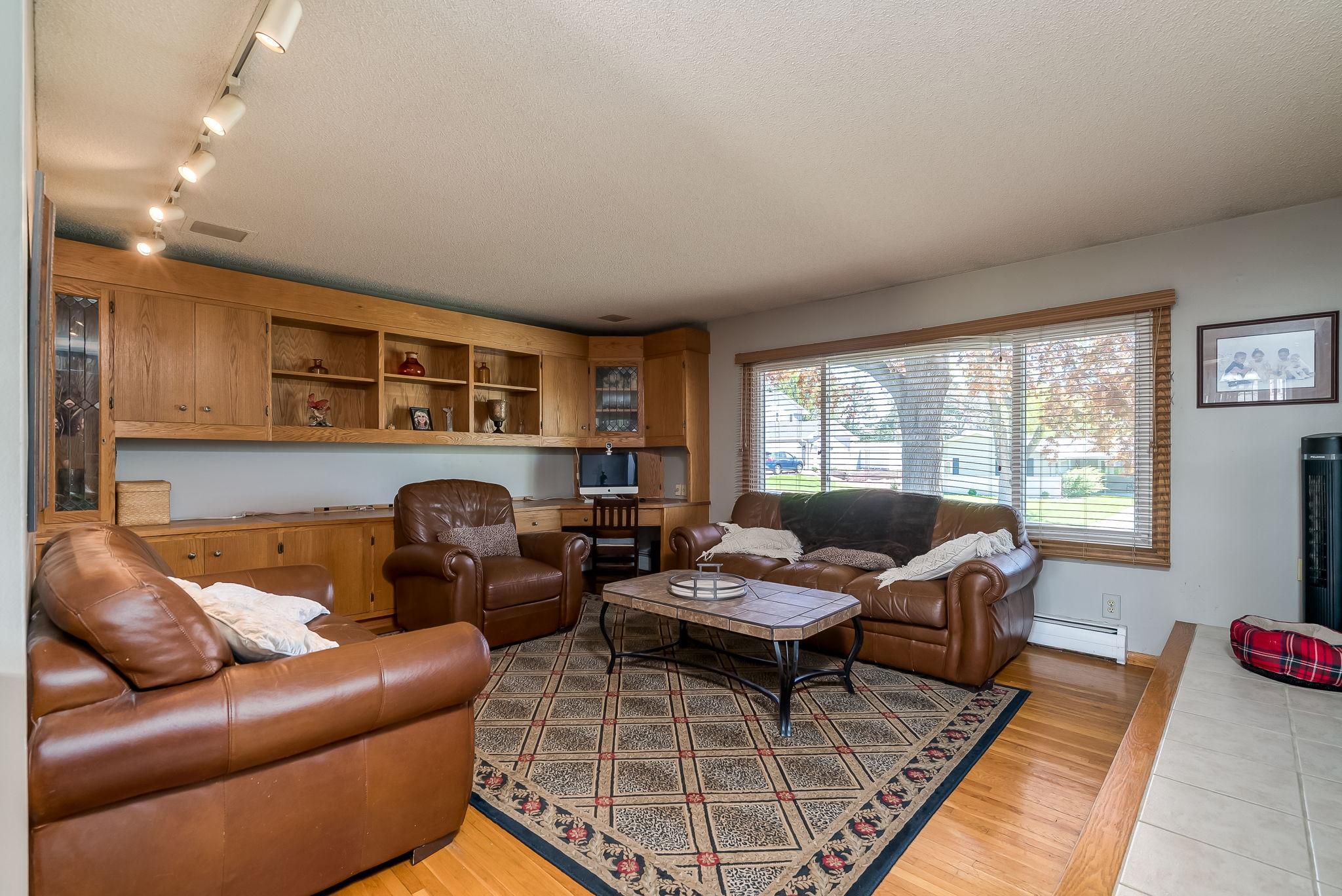 15-web-or-mls-10940 Pioneer Dr-16.jpg