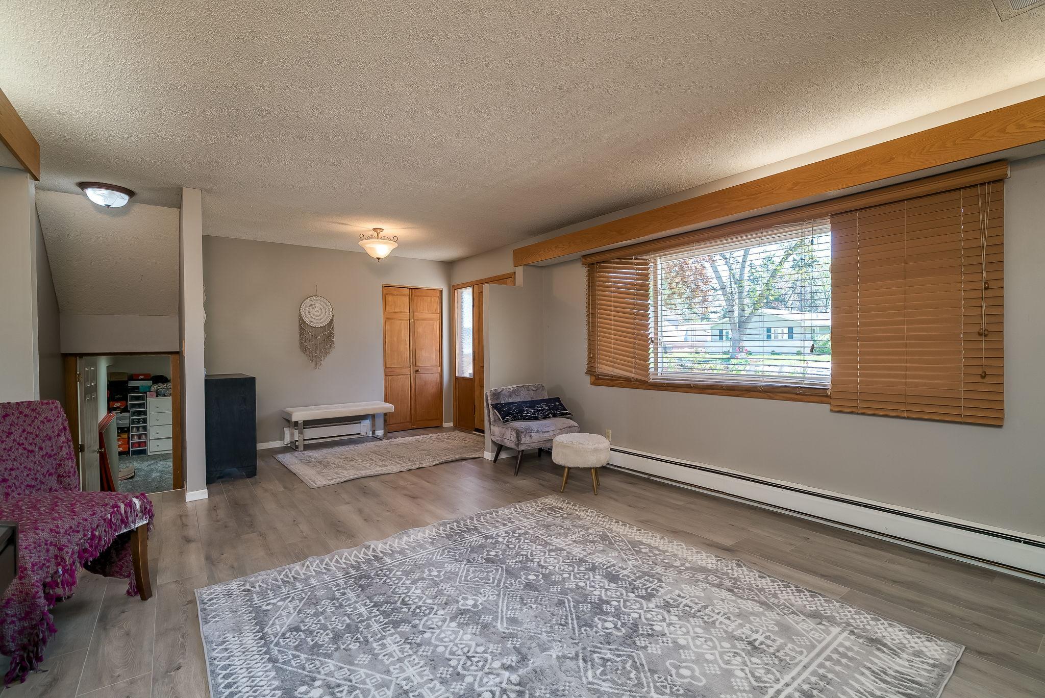 12-web-or-mls-10940 Pioneer Dr-13.jpg