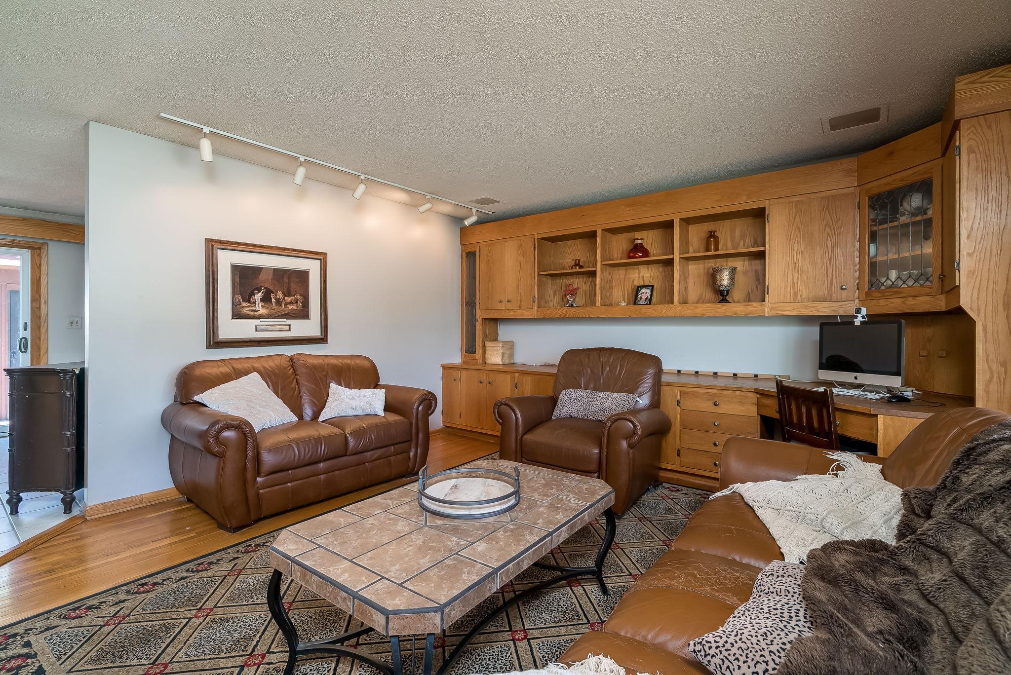 16-web-or-mls-10940 Pioneer Dr-17.jpg