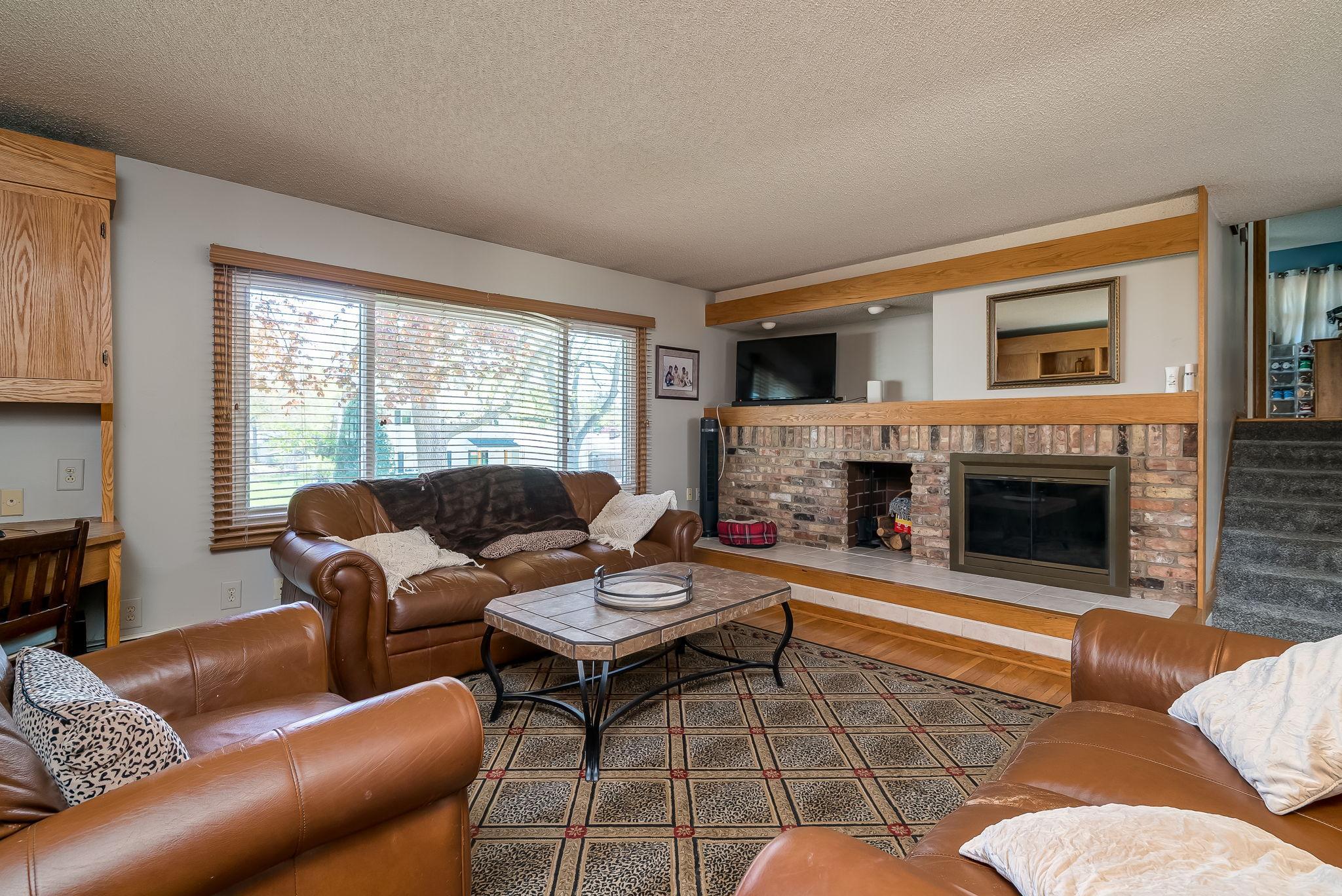 17-web-or-mls-10940 Pioneer Dr-18.jpg