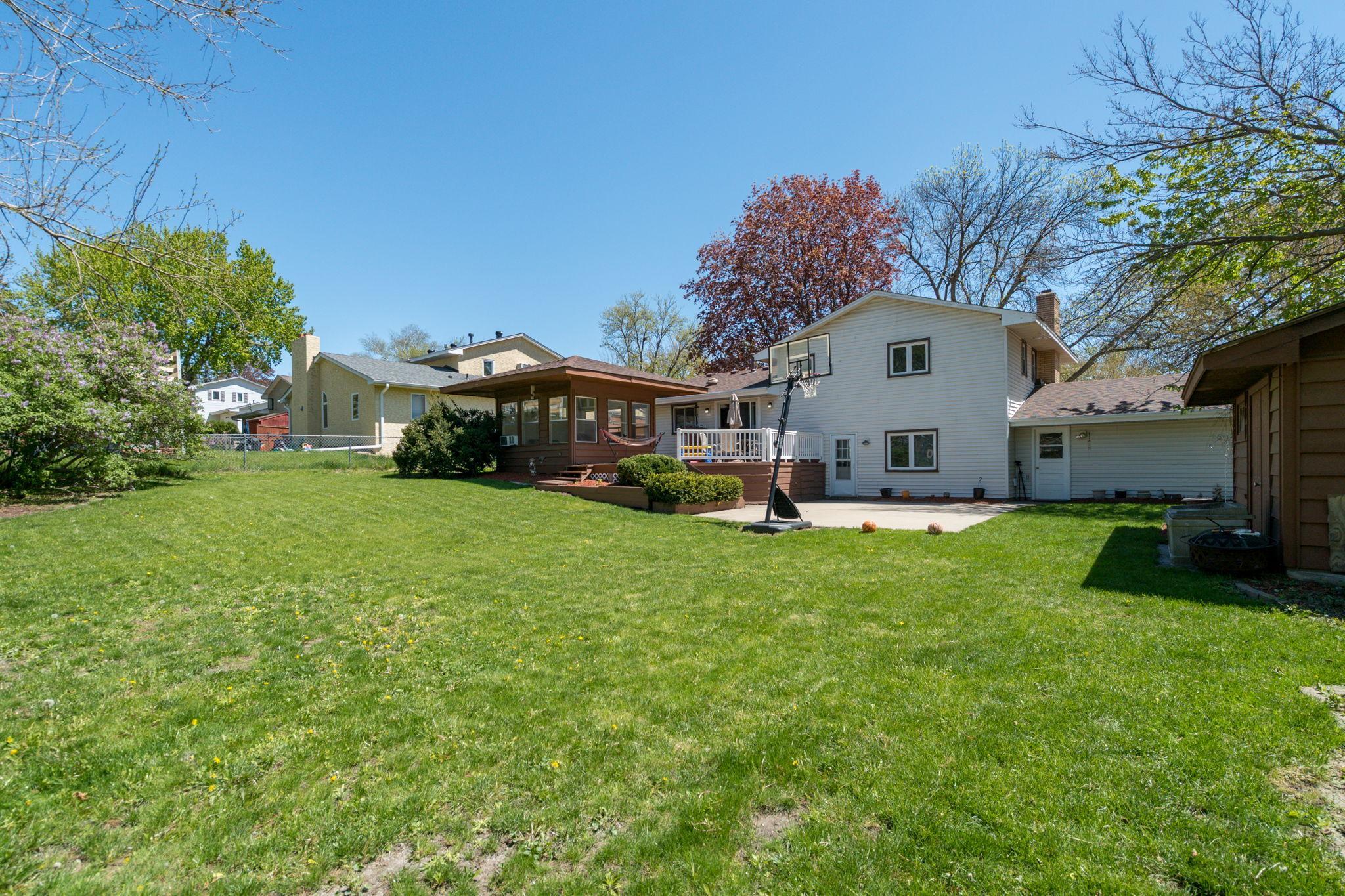 3-web-or-mls-10940 Pioneer Dr-3.jpg