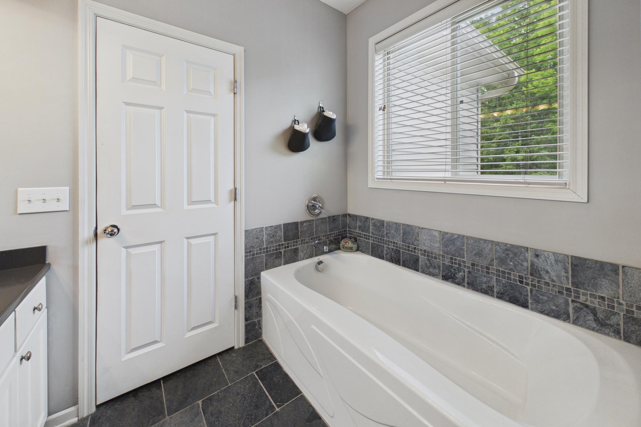 Soaking tub