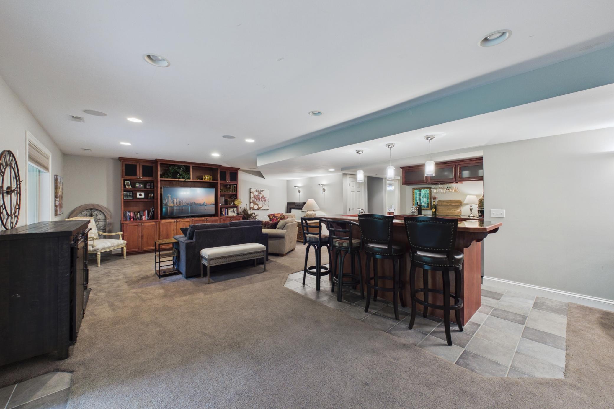 Lower level wet bar & amusement room
