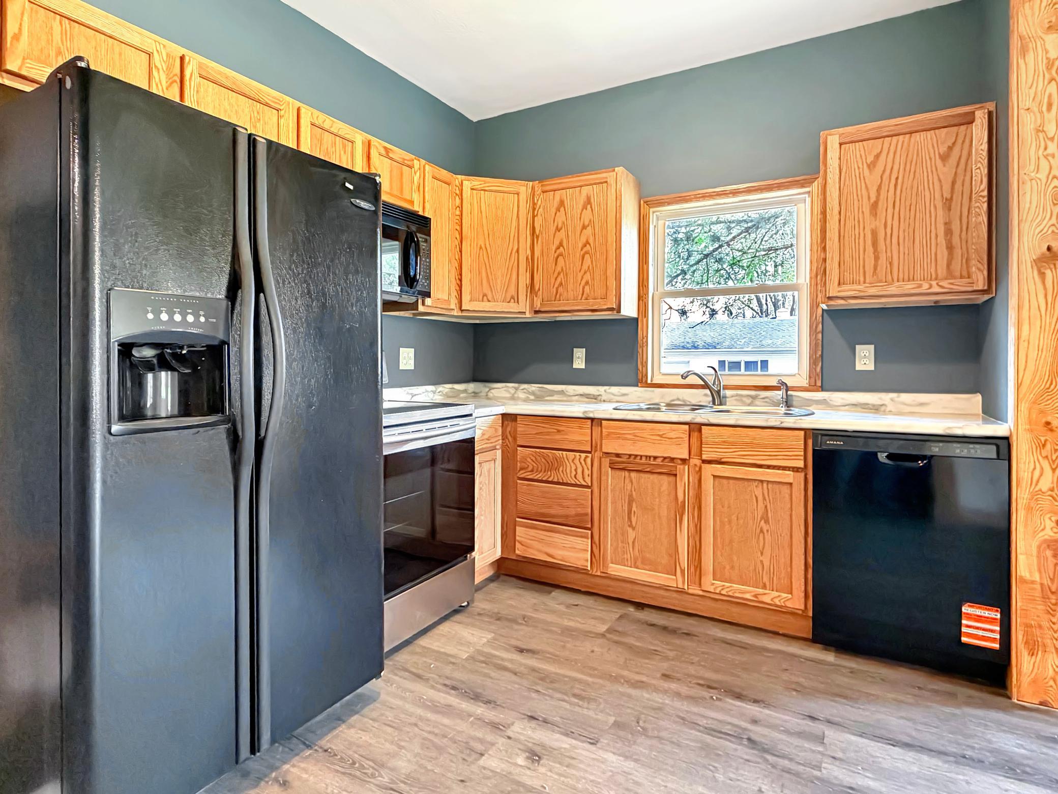 Let's get a closer look at this kitchen
