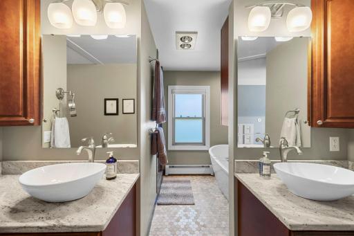 1033 Smith Avenue S, Saint Paul, MN 55118