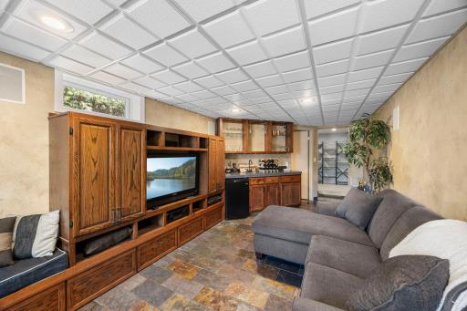 1033 Smith Avenue S, Saint Paul, MN 55118