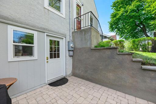 1033 Smith Avenue S, Saint Paul, MN 55118