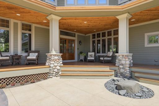 What a spectacular front entrance to greet your guests.