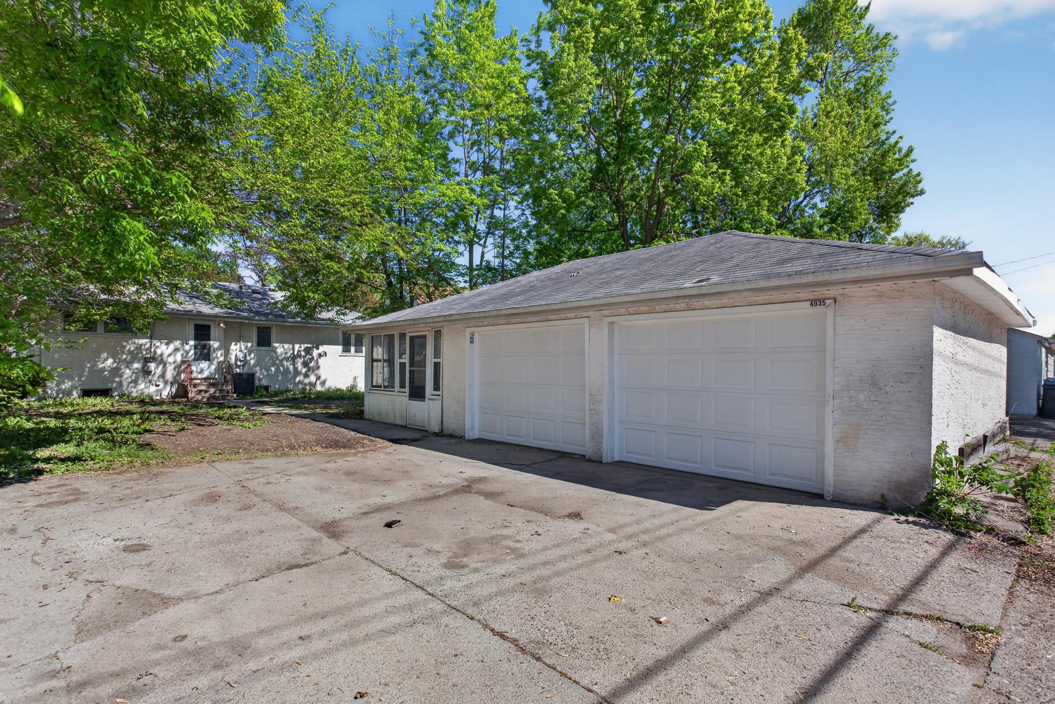 detached 2 car garage