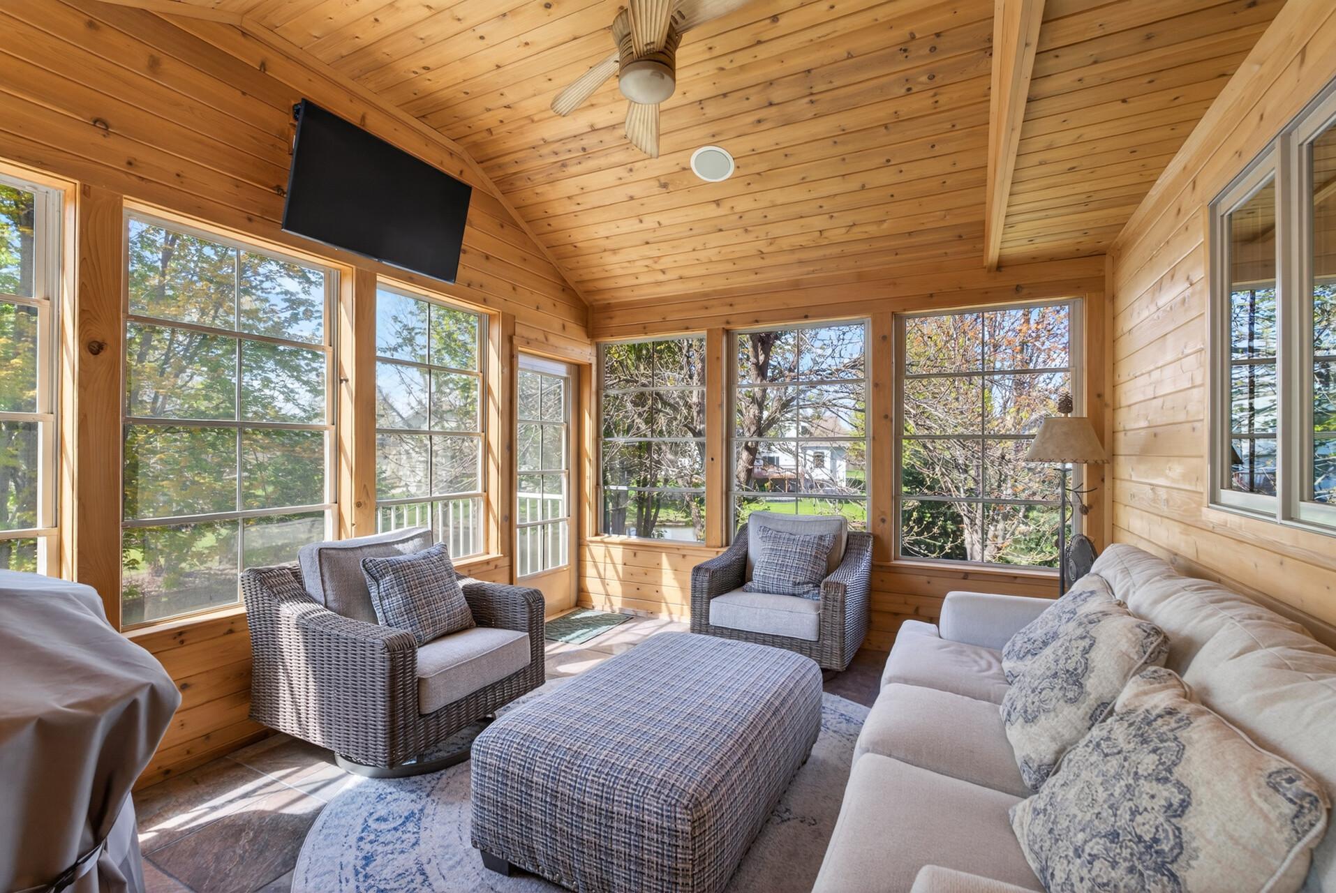Cozy 3-season porch with in-floor heating!