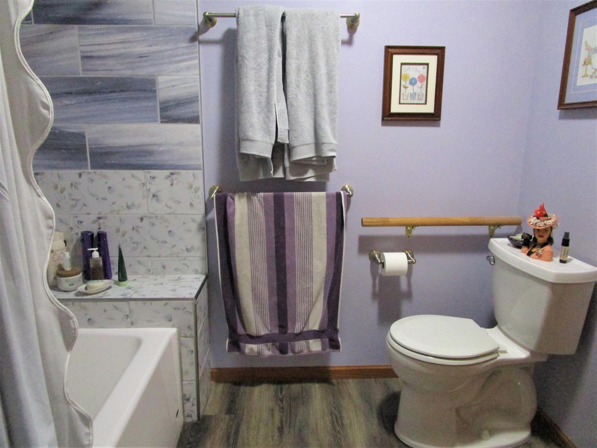 Upper Level Full Bathroom
