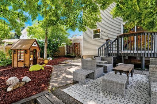 And now we finally come to this gorgeous backyard!