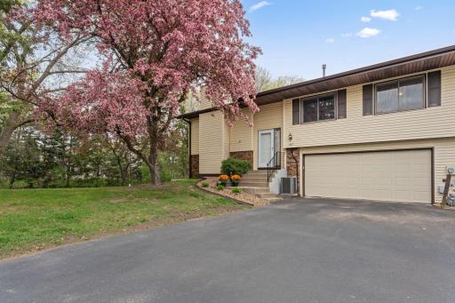 907 Heritage Court W, Saint Paul, MN 55127