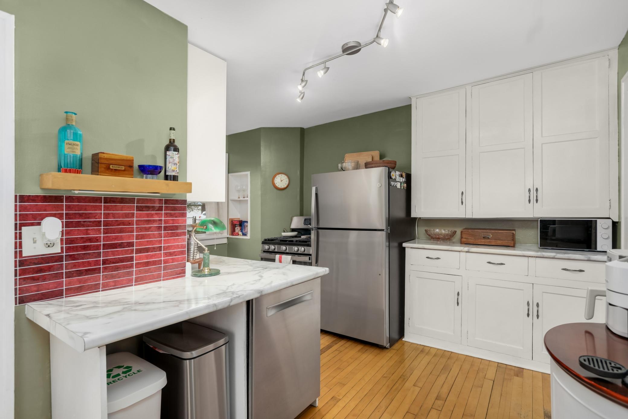 Unit 612 - Kitchen with Gas range + dishwasher.
