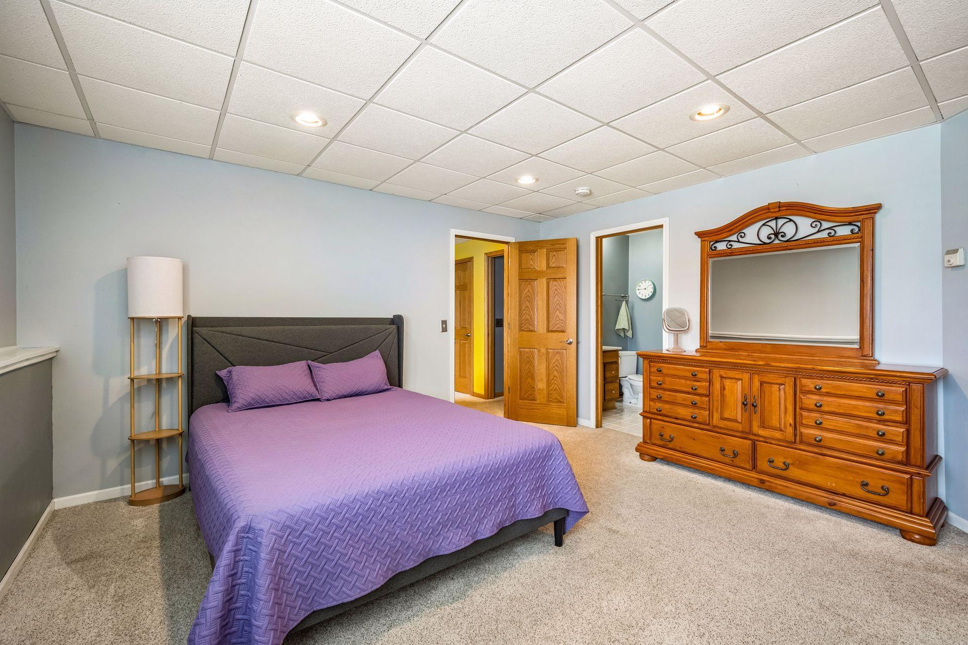Owner's suite with bathroom & walk-in closet attached.
