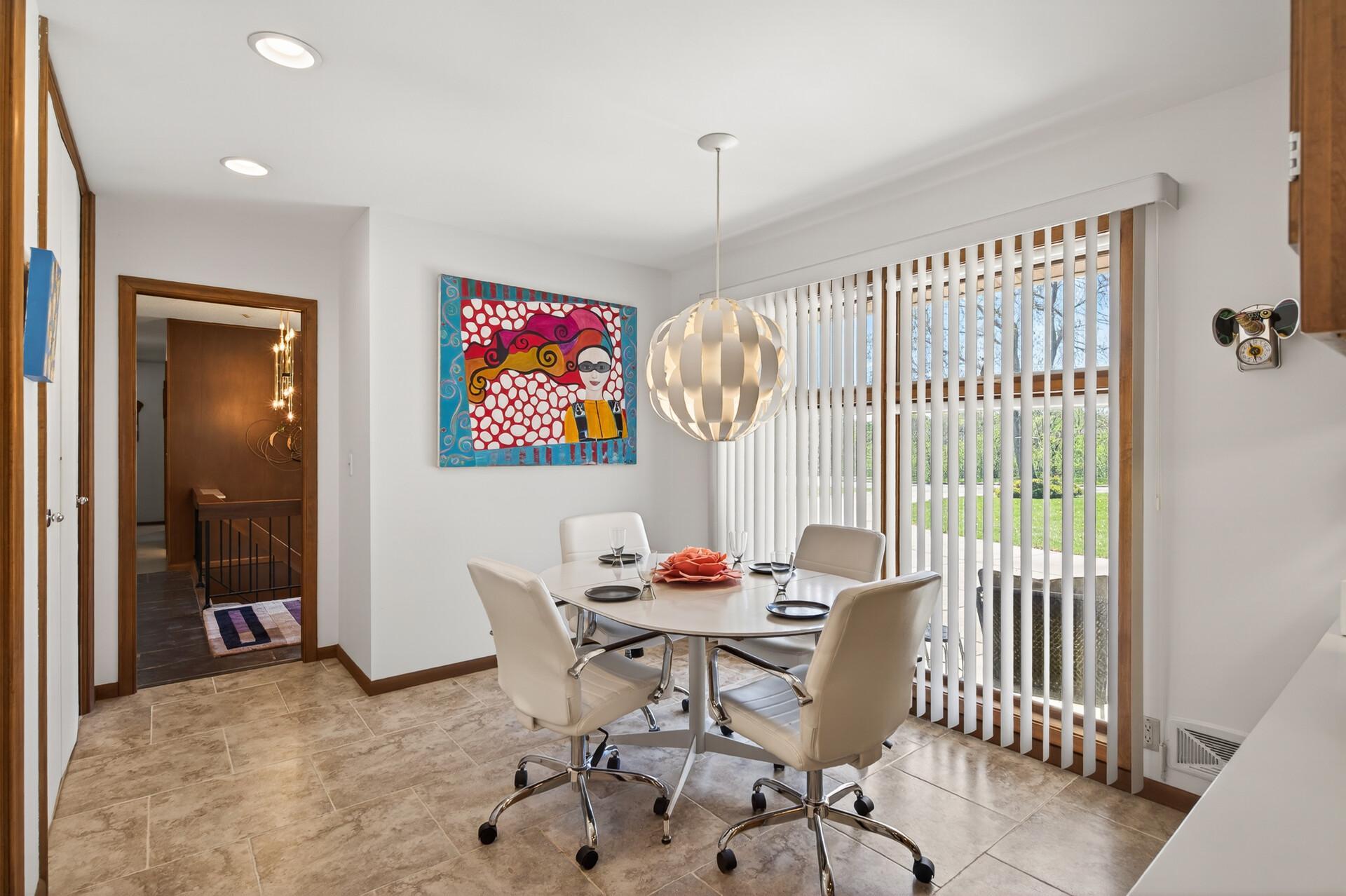 Breakfast area between kitchen and foyer