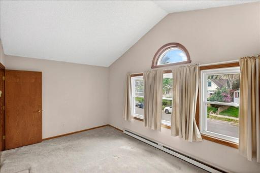 Big Windows with plenty of light!!