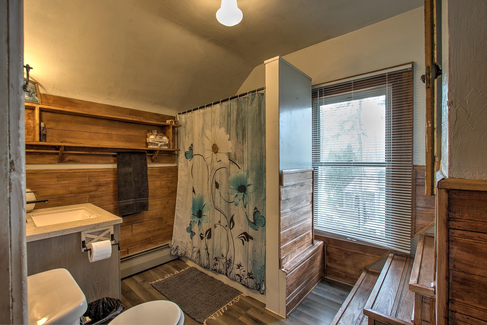 Upper Full Bathroom