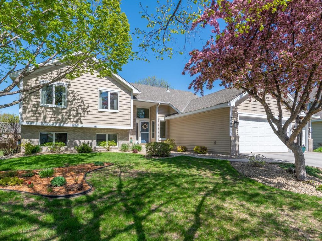 Easy access to highways 610, 169, 252 & 94, park & ride, Community Center, athletic fields, community college, restaurants, shopping and so much more. A booming business community makes Brooklyn Park a great place to live, work and play!