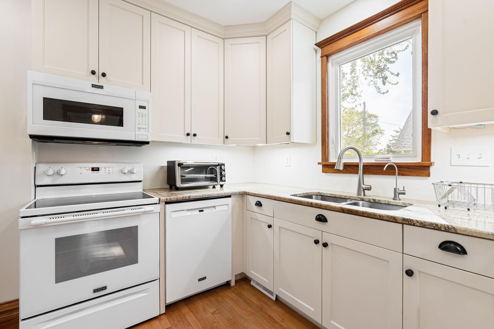 26-web-or-mls-139-e-univ-st.jpg