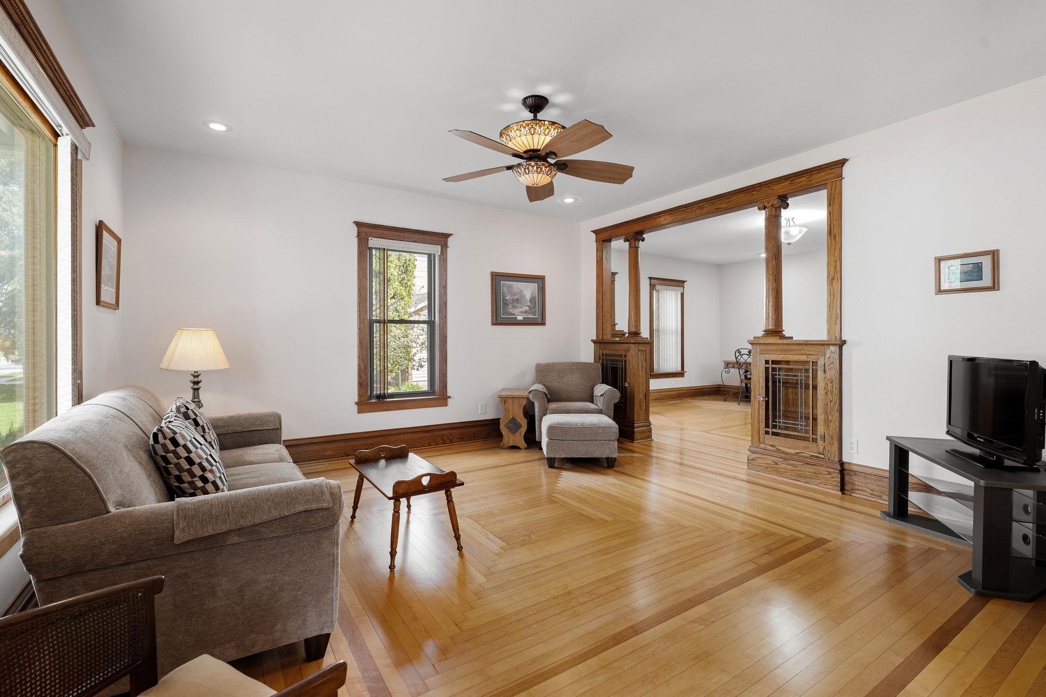 15-web-or-mls-139-e-univ-st.jpg