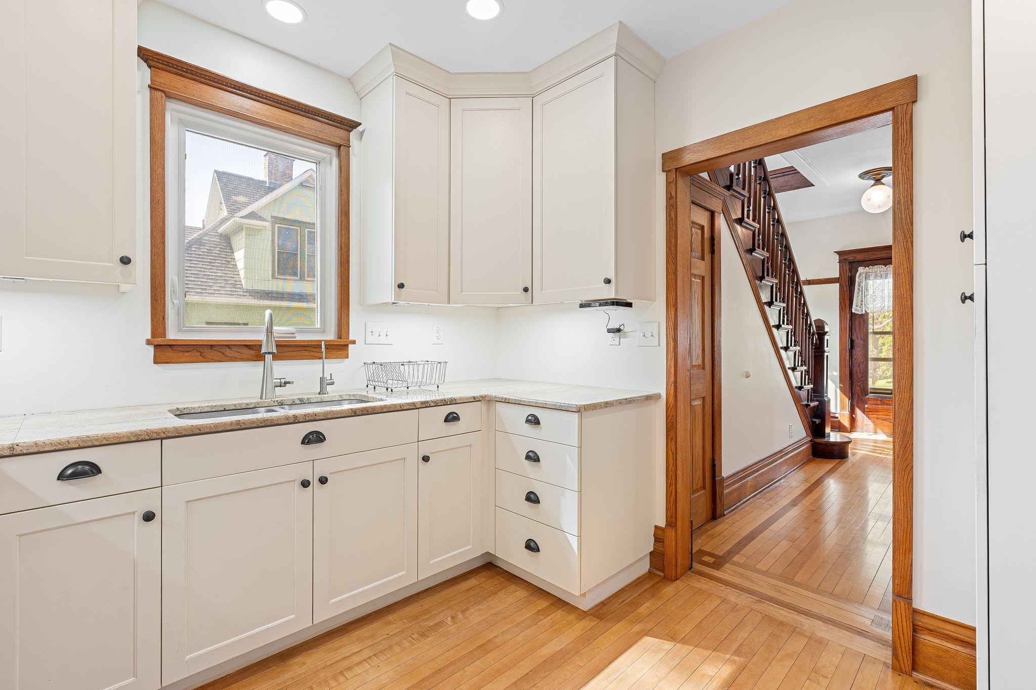 24-web-or-mls-139-e-univ-st.jpg