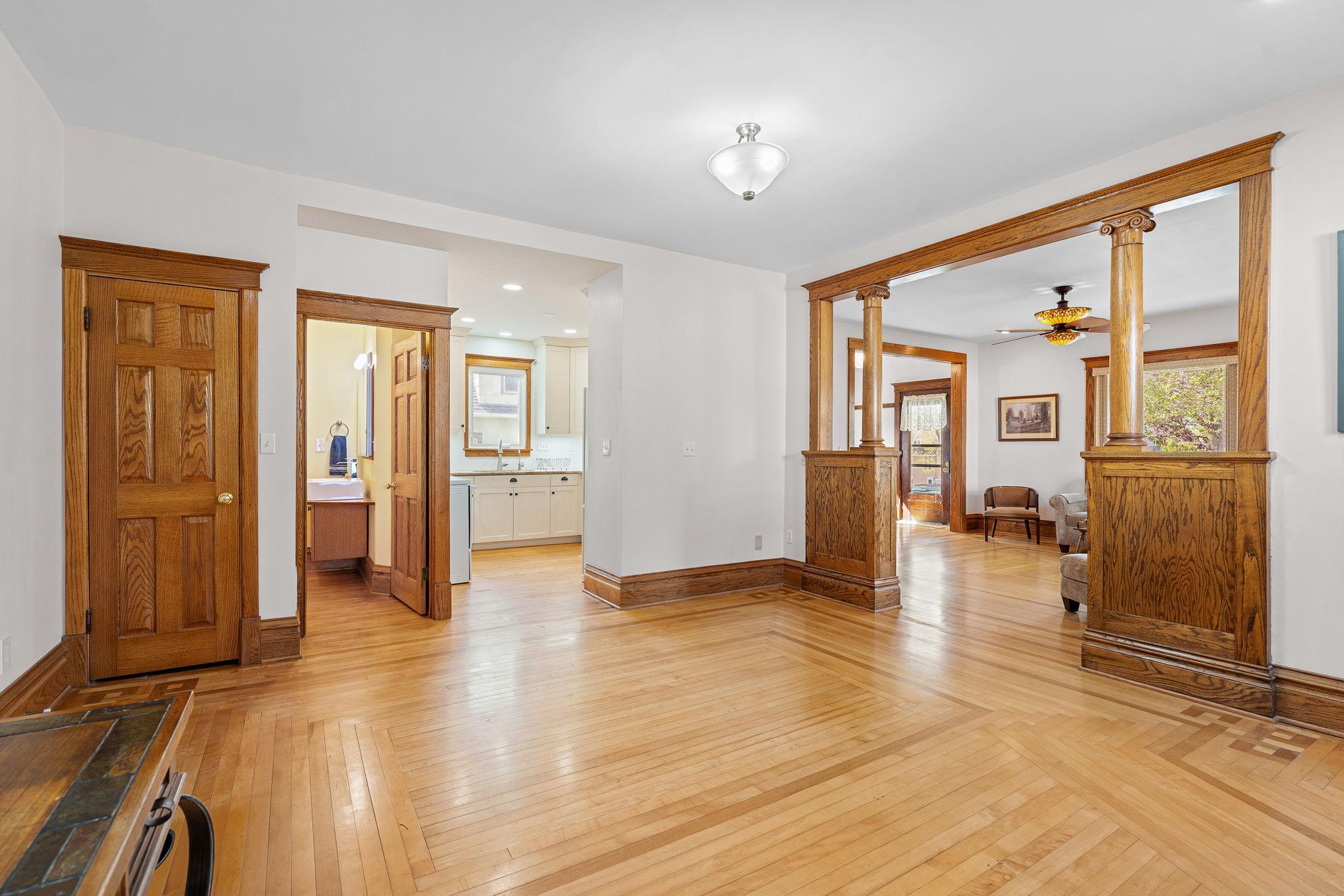 21-web-or-mls-139-e-univ-st.jpg
