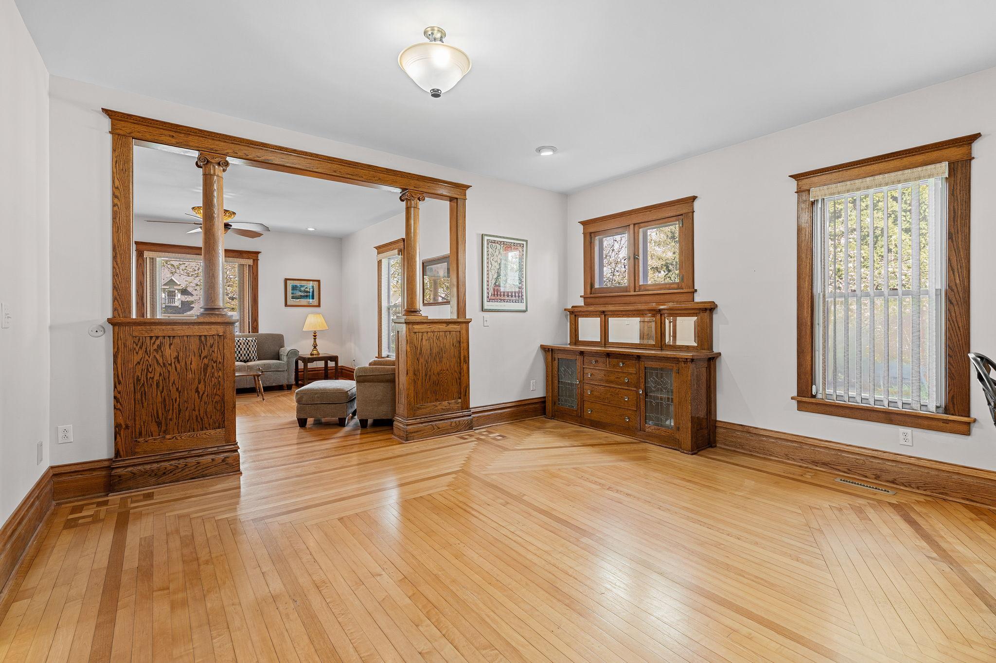 22-web-or-mls-139-e-univ-st.jpg