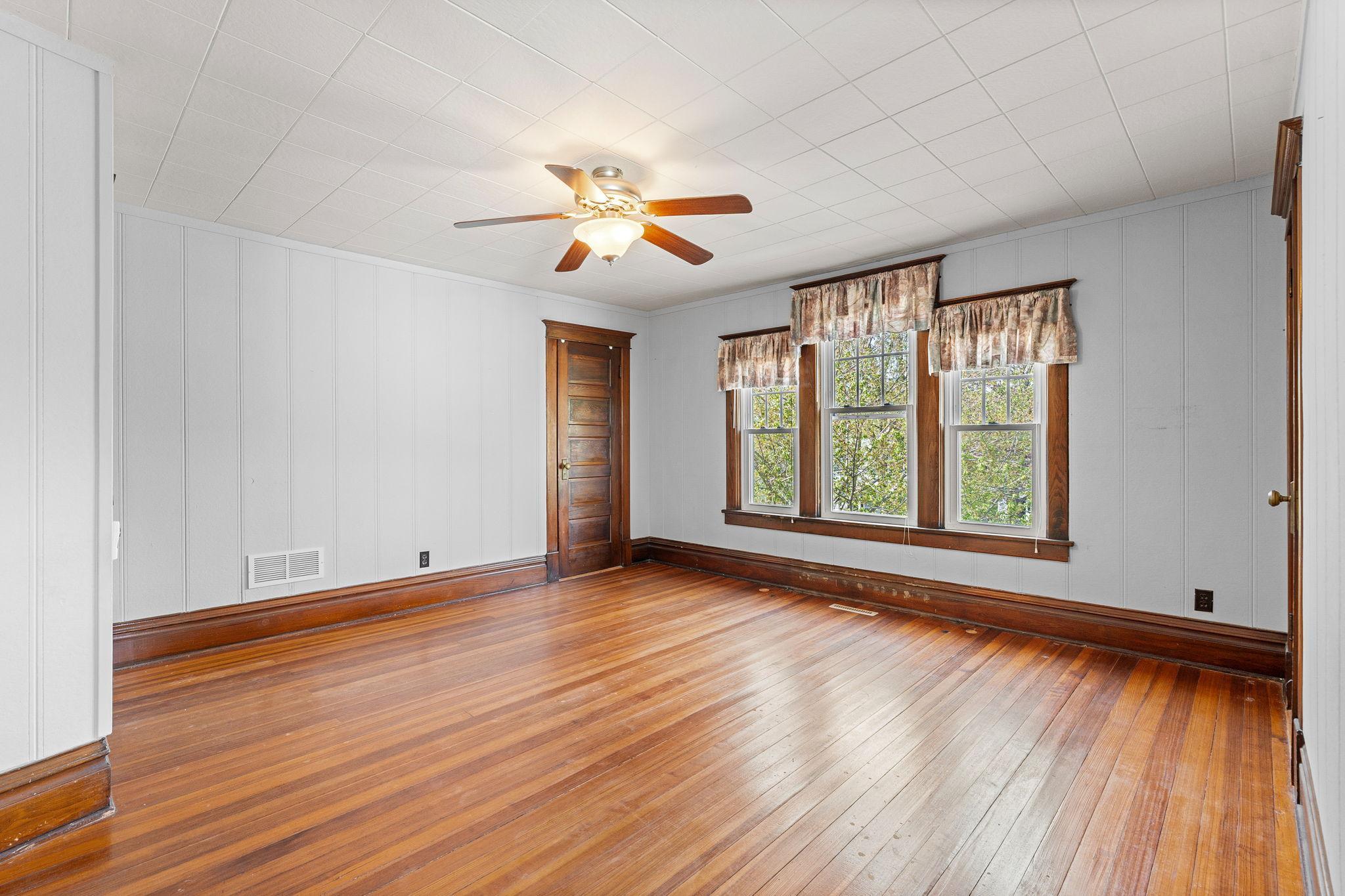 31-web-or-mls-139-e-univ-st.jpg