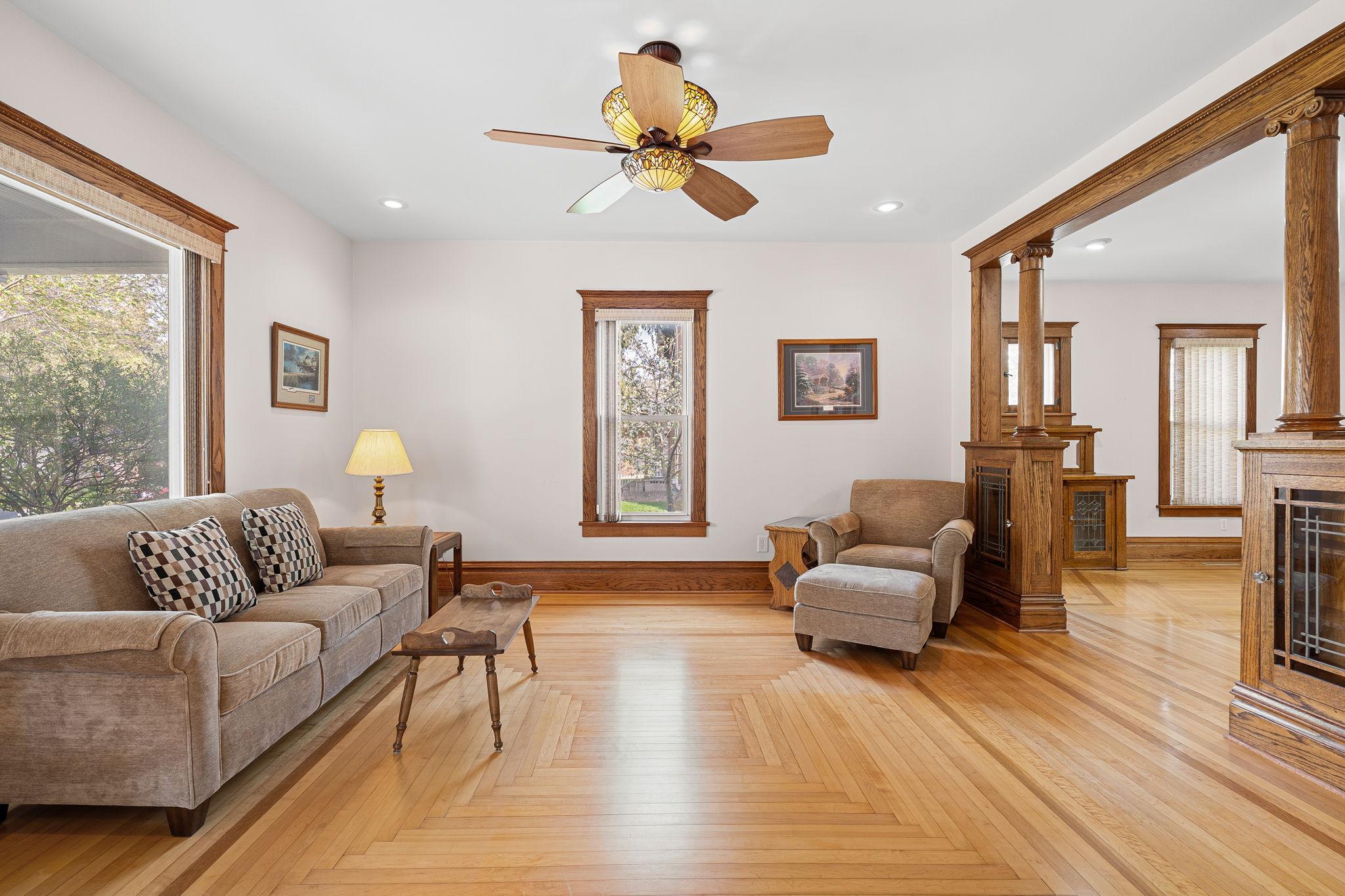 17-web-or-mls-139-e-univ-st.jpg