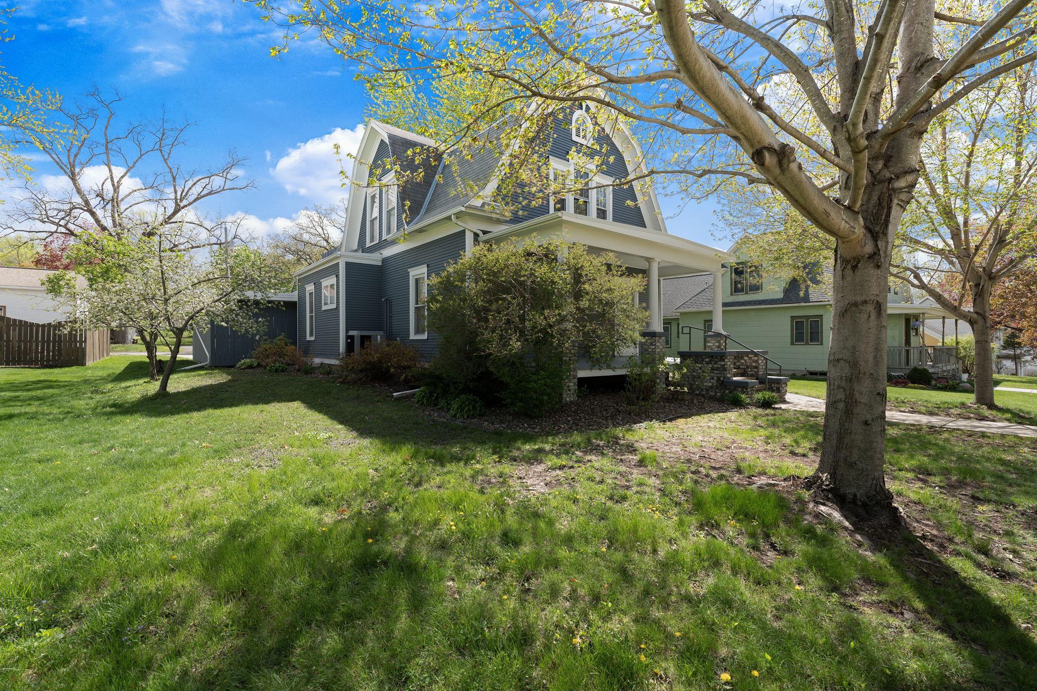 5-web-or-mls-139-e-univ-st.jpg