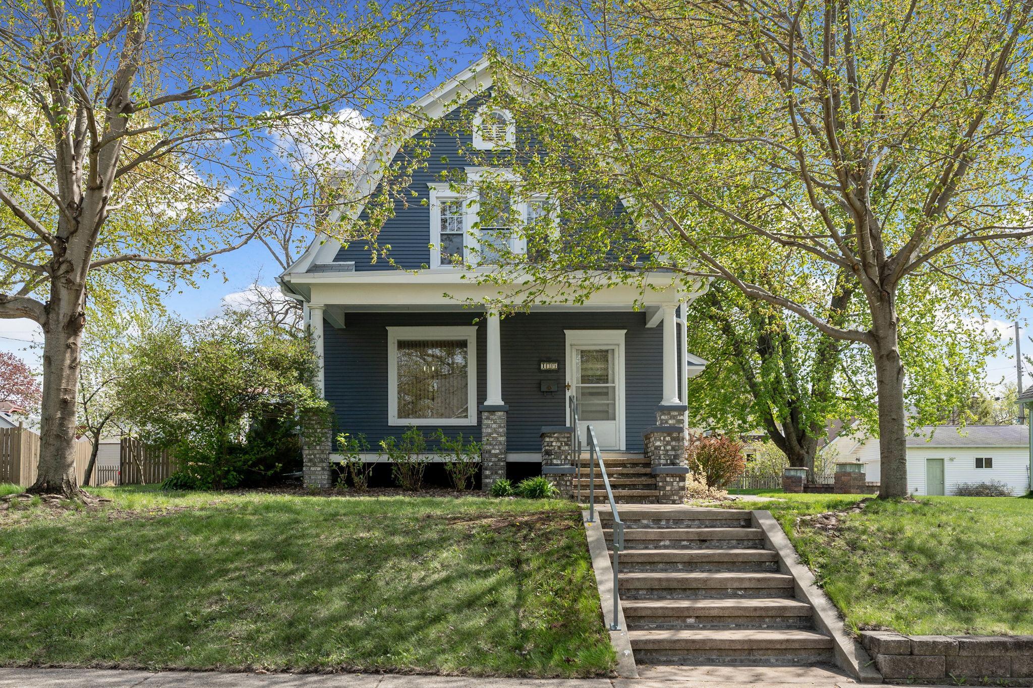 1-web-or-mls-139-e-univ-st.jpg