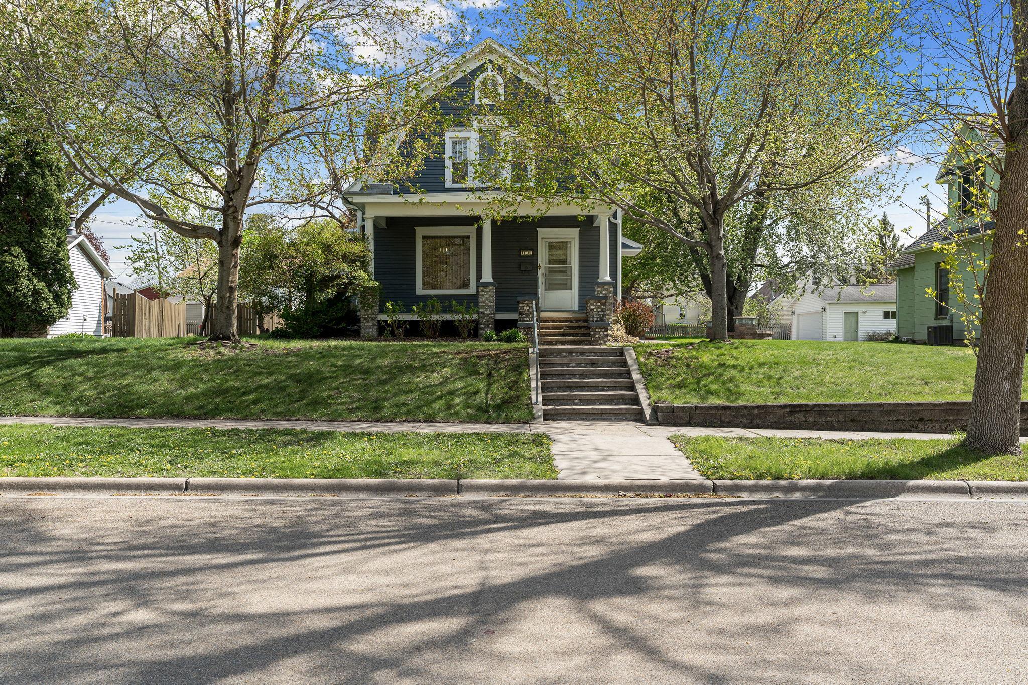 7-web-or-mls-139-e-univ-st.jpg