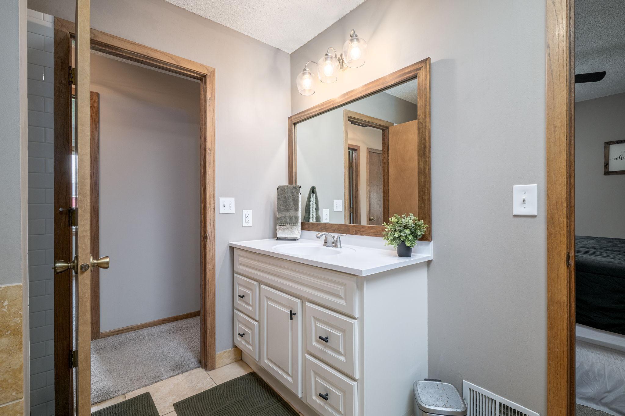 Upper Level Full Bathroom!